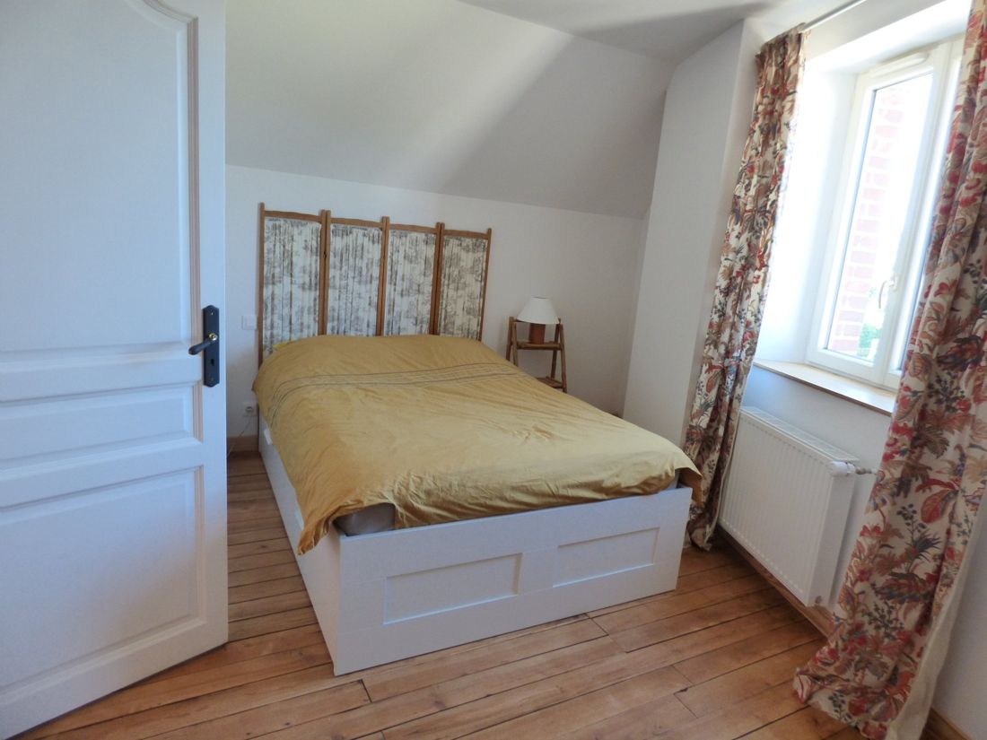 Chambre avec lit et rideaux fleuris