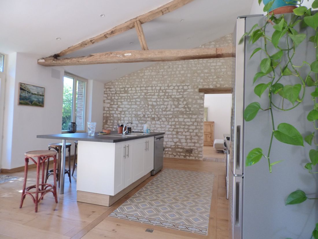 Cuisine équipée avec îlot et tabourets